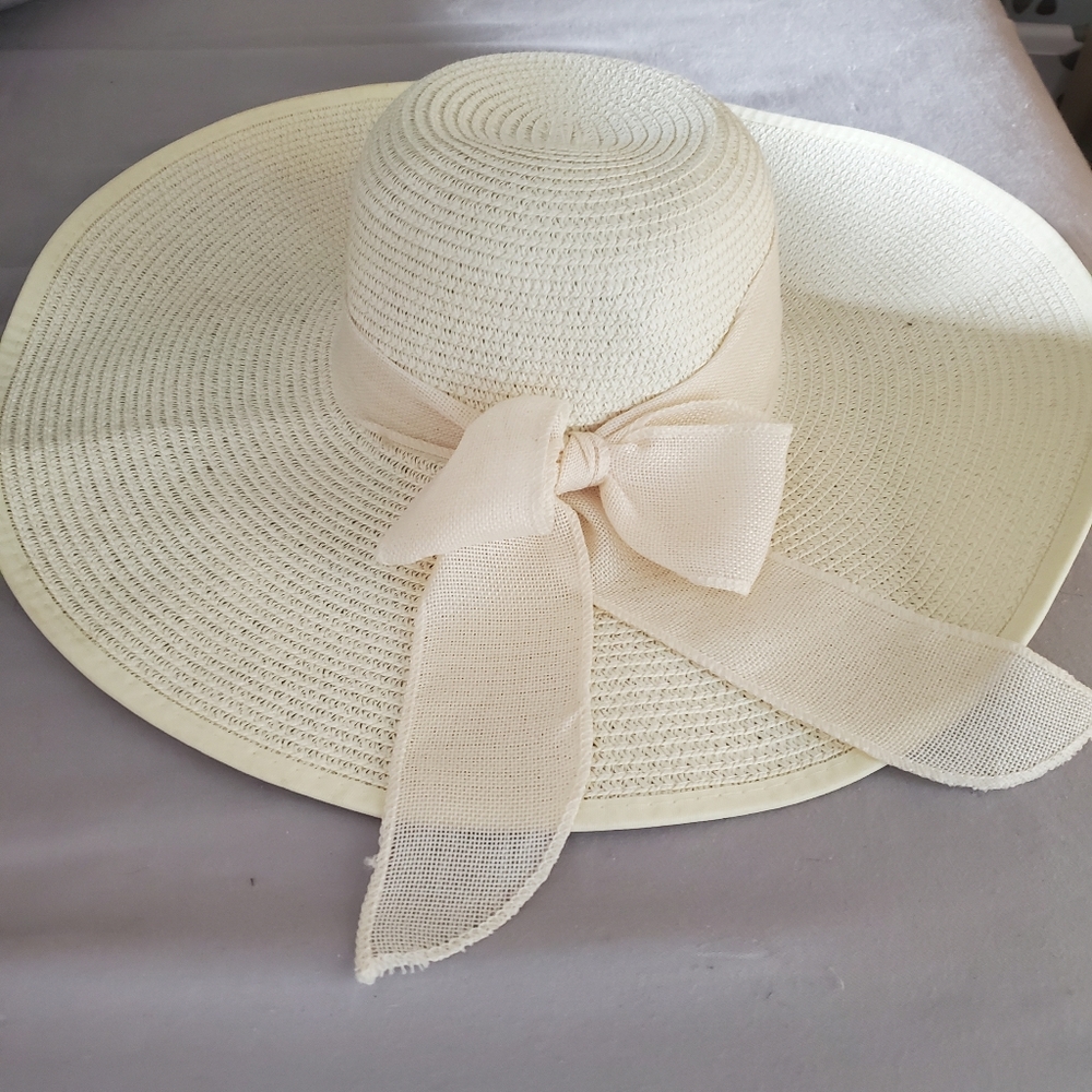 Wide brim white cream hat with chinstrap